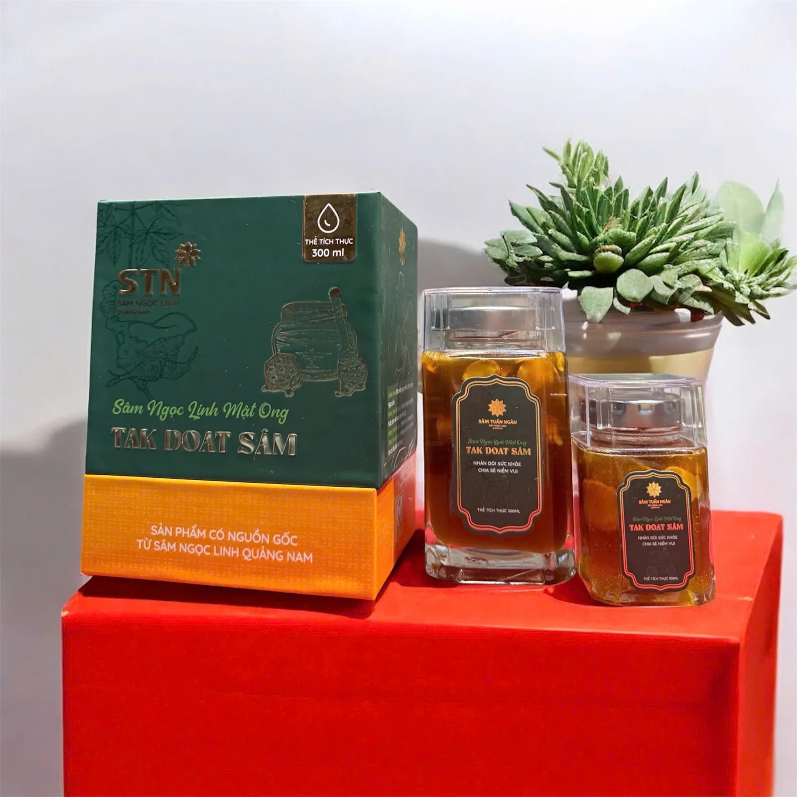 Hộp quà Sâm Ngọc Linh mật ong Tak Đoạt Sâm cùng hai hũ thủy tinh lát sâm ngâm mật ong